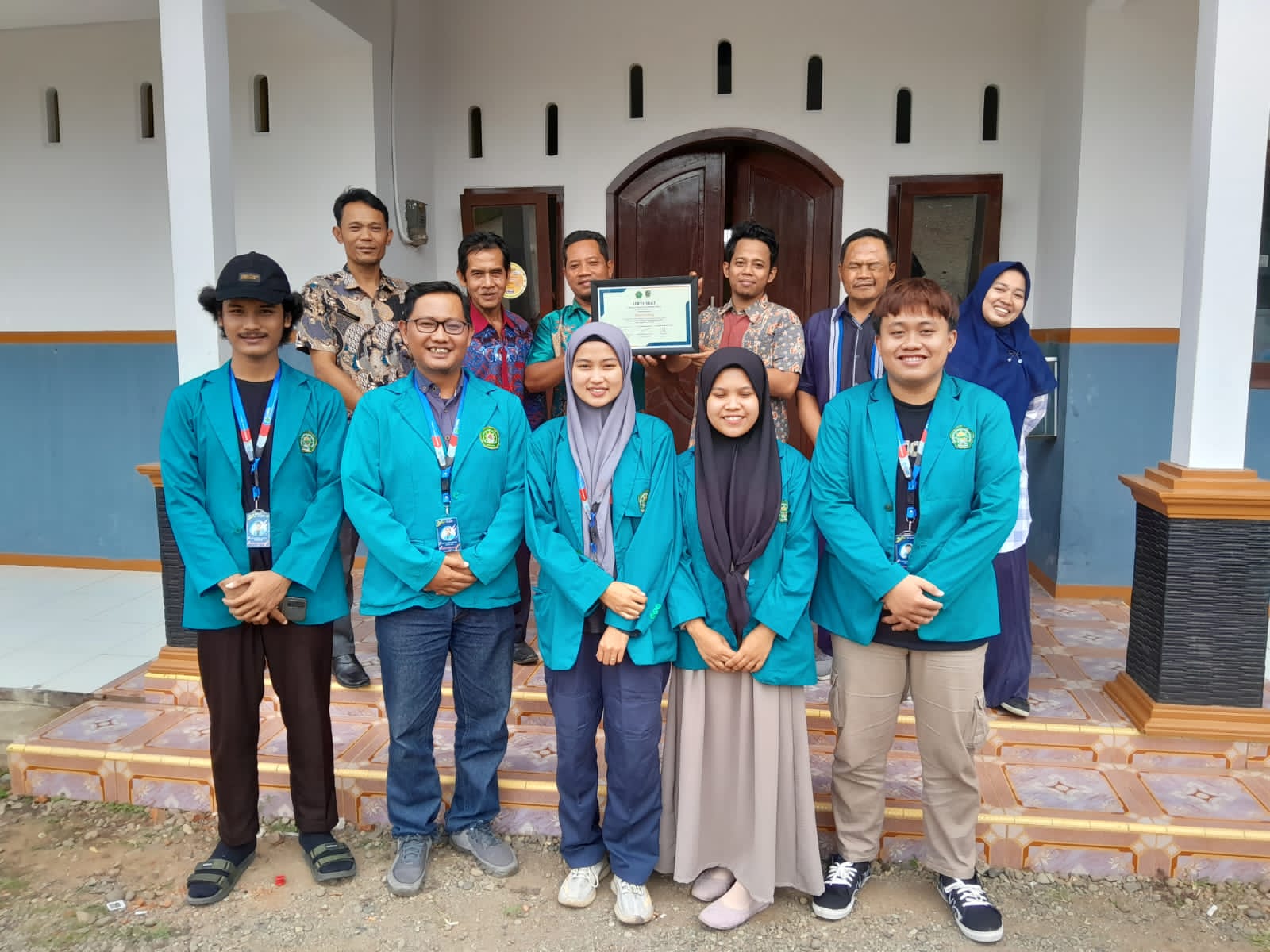 Dosen dan Mahasiswa UMNU Kebumen Serahkan Aplikasi Surat Desa ke Kantor Desa Gelang Banjarnegara